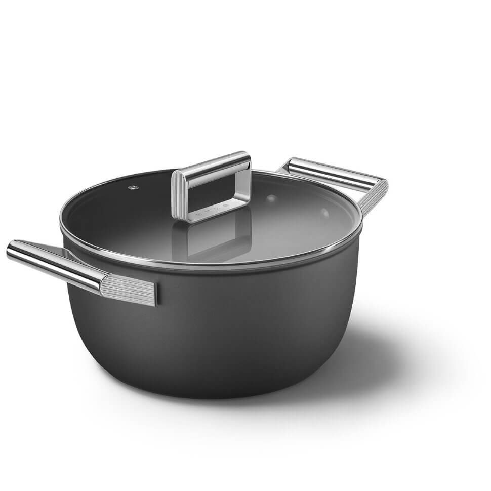 Кастрюля с двумя ручками и крышкой Smeg CKFC2411BLM 4.6 л, чёрная