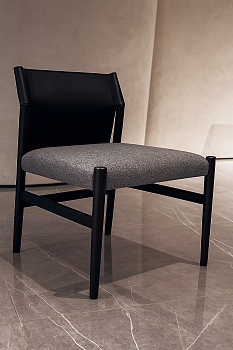 Стул на деревянном каркасе с обивкой из кожи и ткани, LNC235